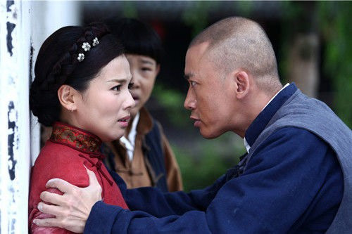 Khi đóng chung bộ phim "Hoa hồng hoa hoả" (2014), Nhiếp Viễn và Lưu Đào đóng vai một đôi tình nhân. Với lý do thể hiện tình cảm của chàng dành cho nàng, Đường Tăng của phiên bản Tây du ký 2011 đã đề xuất thêm một cảnh hôn. Cảm thấy hợp lý nên Lưu Đào đồng ý. Thế nhưng khi quay xong, Nhiếp Viễn muốn được thực hiện lại vì cho rằng cảnh diễn chưa nhiều cảm xúc, Lưu Đào đành phải cho anh này hôn lần thứ 2.