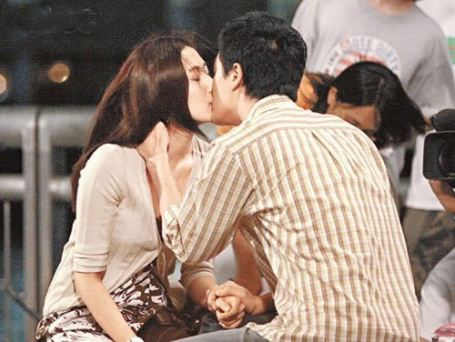 Năm 2007, khi đóng "Sóng gió gia tộc", 2 nhân vật do Lâm Phong và Chung Gia Hân thể hiện một nụ hôn thắm thiết. Theo nhân viên đoàn phim kể lại, dù chỉ yêu cầu môi chạm môi nhưng Lâm Phong không đồng ý, cho rằng như thế sẽ không thật. Và để hoàn thành cảnh nồng nàn đó, Chung Gia Hân đã phải cho Lâm Phong hôn suốt 3 tiếng đồng hồ.