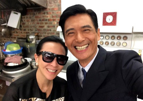 Vốn mê Châu Nhuận Phát, mặc dù trước đây có nhiều dịp đóng chung nhưng chưa bao giờ Lưu Gia Linh được diễn cảnh hôn thần tượng như trong phim "Sóng gió Ma Cao 2" (2014). Vì vậy, cô đã đề nghị đạo diễn Vương Tinh cho thêm vài cảnh hôn và yêu cầu này được đáp ứng ngay khiến bà xã Lương Triều Vỹ sướng rơn.