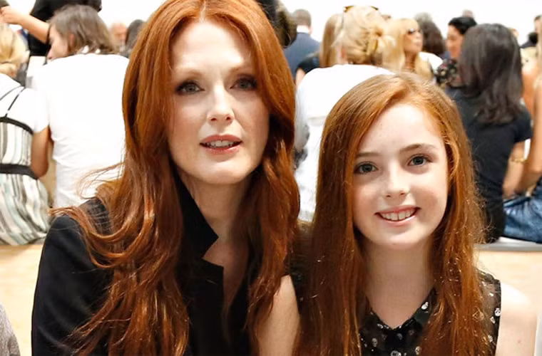 Liv Freundlich, cô con gái 12 tuổi của nữ diễn viên nổi tiếng Julianne Moore đặc biệt giống mẹ ở mái tóc dài màu đỏ, đôi mắt xanh lá, làn da trắng mịn.