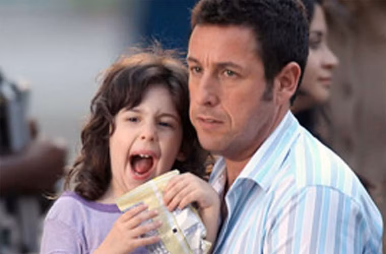 Nam danh hài Hollywood Adam Sandler có hai con gái, nhưng bé lớn, Sadie Sandler được cho là giống bố hơn cả từ mái tóc đen, xoăn, khuôn mặt trái xoan và nét mặt đều giống bố như tạc.