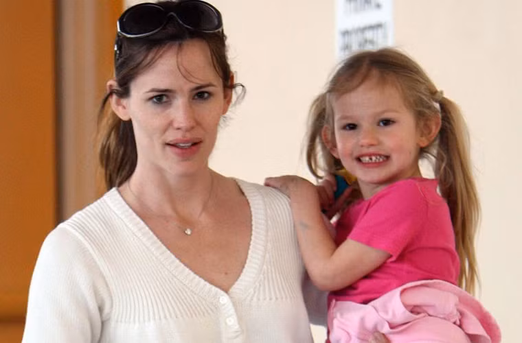 Violet là con gái lớn của nữ diễn viên Jennifer Garner và nam tài tử Ben Affleck. Cô bé có mái tóc dài, đôi mắt đen và hai má lúm y hệt mẹ.
