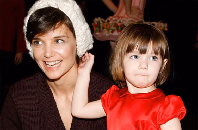 Cô bé Suri Cruise, con gái của Katie Holmes và Tom Cruise càng lớn lại càng giống mẹ đặc biệt là đôi mắt xanh và mái tóc màu hạt dẻ.