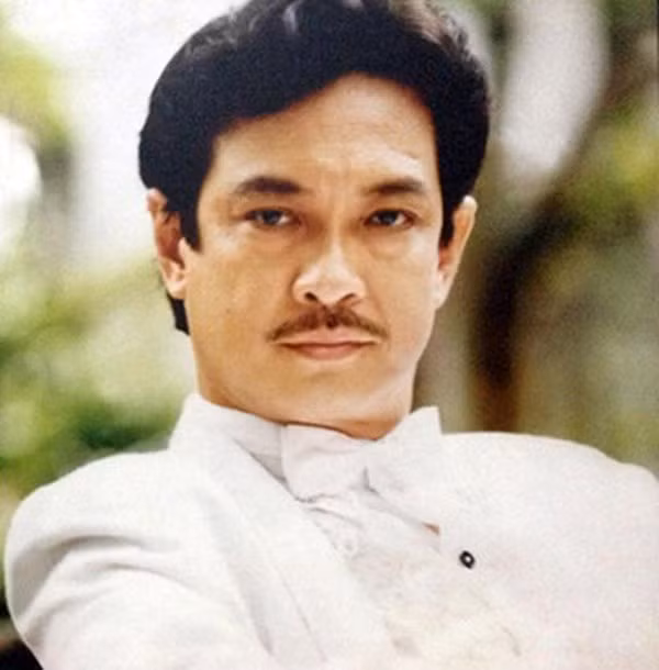 Vai diễn Nguyễn Thành Luân với khuôn mặt nam tính và giọng nói trầm ấm trong bộ phim "Ván bài lật ngửa" giúp tên tuổi của Chánh Tín nổi như cồn.