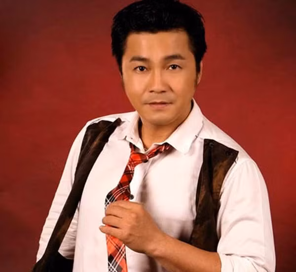 Thời còn trẻ, anh khiến người hâm mộ say mê bởi gương mặt nam tính. Đặc biệt là mỗi khi anh xuất hiện trong các bộ ảnh lịch, bên cạnh người đẹp Diễm Hương. Khi đó, nhiều cô gái "vỡ mộng" vì ngỡ Lý Hùng và Diễm Hương là một cặp.