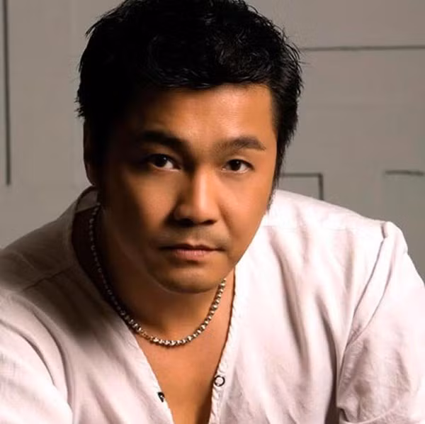 Lý Hùng tham gia làng điện ảnh từ lúc khoảng 12-13 tuổi. Anh học cùng khóa với các tên tuổi như Lê Công Tuấn Anh, Diễm Hương... tại trường Sân khấu - Điện ảnh TP HCM.