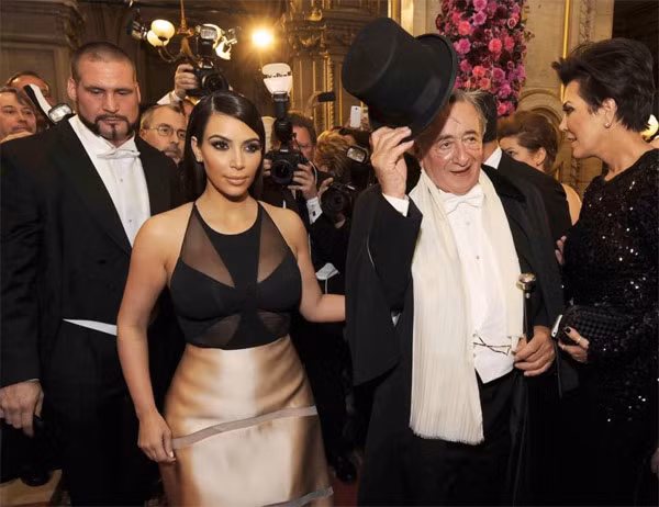 Kim Kardashian được mời tới dự buổi khiêu vũ của tỷ phú Lugner.
