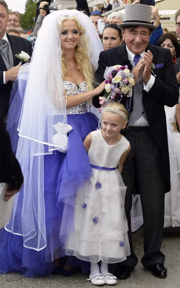 Cô dâu xúng xính trong chiếc váy cưới do Atil Kutoglu thiết kế.