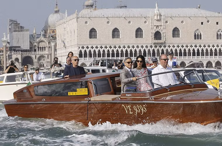 Tân lang, tân nương từ khi resort nơi cử hành hôn lễ ngày hôm qua, đi ca nô trở lại khách sạn đãi tiệc khách trưa ngày 28/9.