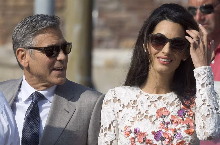 Nam tài tử 53 tuổi và nữ luật sư 36 tuổi đã tổ chức lễ thành hôn tại khách sạn 7 sao Aman Canal Grande vào tối 27/9. Chủ tọa hôn lễ là bạn thân của hai người, cựu thị trưởng Rome, Walter Veltroni.