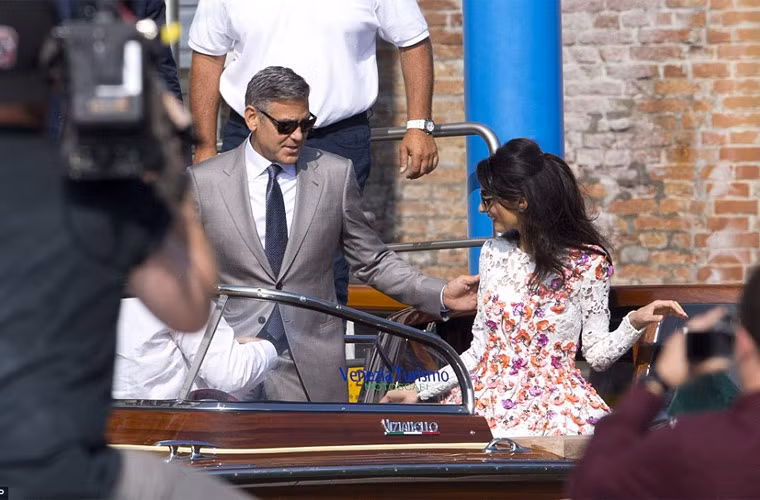 Nam diễn viên nổi tiếng George Clooney dành cho vợ mới cưới, Amal Alamuddin, những cử chỉ, ánh mắt, trìu mến.