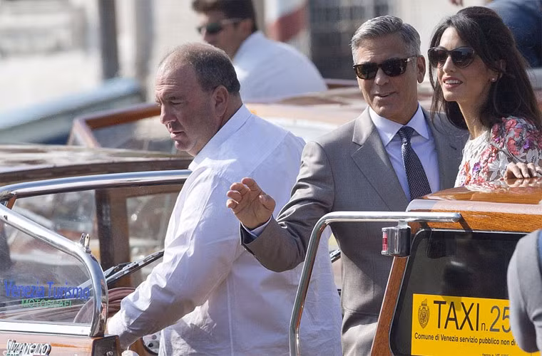 Đầu tháng 8, lần đầu tiên ngôi sao Hollywood George và Amal cùng nhau xuất hiện trong sự kiện Celebrity Fight Night ở Florence. Tại đây Clooney đã dành những lời có cánh cho Amal: “Tôi muốn nói với cô dâu tương lai của tôi Amal rằng anh rất yêu và nôn nóng ngày trở thành chồng của em”.