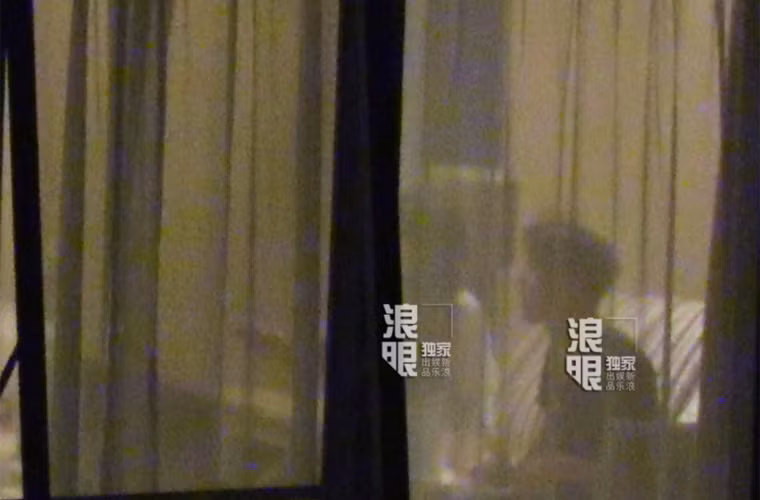 Cả hai tỏ ra rất thoải mái, Vương Phi nằm trên giường vừa nghịch điện thoại vừa cười với Tạ Đình Phong nằm bên, thỉnh thoảng họ lại trao cho nhau một nụ hôn.