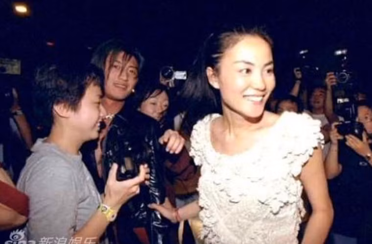 Dấu hiệu nối lại tình xưa của Tạ Đình Phong và Vương Phi xuất hiện từ năm ngoái khi Tạ Đình Phong bị thương khi đang ghi âm album, Vương Phi lên blog tỏ ý lo lắng. Tháng trước, để kỷ niệm ngày sinh nhật lần thứ 45 của Vương Phi, nam diễn viên 34 tuổi đã đăng video một bài hát chúc mừng người tình.