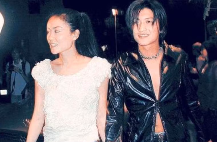 Năm 2001 được coi là giai đoạn yêu đương ngọt ngào của cặp sao Vương Phi – Tạ Đình Phong, thậm chí họ còn đề cập tới chuyện kết hôn. Tuy nhiên đến tháng 10/2001, tình cảm của hai ngôi sao Hoa ngữ thay đổi vì được cho là có sự xuất hiện của người thứ 3.