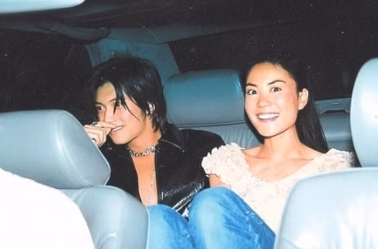 Cuối năm 1999, Vương Phi kết thúc cuộc chiến ly hôn với chồng cũ, ca sĩ Đậu Duy. Tháng 3/2000, Vương Phi và Tạ Đình Phong lần đầu bị chộp ảnh cùng nhau tới một quán bar.