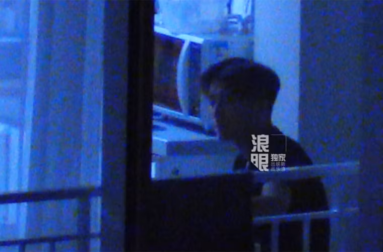 Bốn ngày ở nhà Vương Phi, Tạ Đình Phong tỏ ra là một người đàn ông thật ấm áp, anh còn vào bếp nấu ăn cho người tình còn nữ diva châu Á thì ôm và hôn tình trẻ.