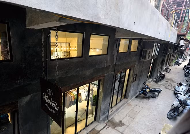 Sâu bên trong khu phức hợp, các cửa hàng thời trang đã chính thức đi vào hoạt động, tuy nằm ở vị trí khuất nhưng khách hàng khá tò mò bởi ánh sáng lung linh và cách bài trí khá bắt mắt.