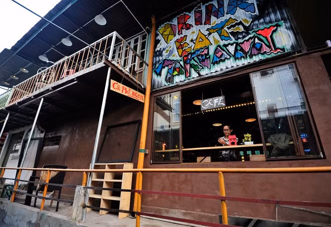 Tại mỗi gian hàng đều có phần gác xép lửng nhô ra thành ban công nhỏ để khách hàng có thể vừa thưởng thức đồ uống vừa ngắm không gian. Mặt tiền quán cà phê mang tên X-Zone với ô cửa sổ lớn, một vài bức tường của quán được sơn vẽ graffiti.