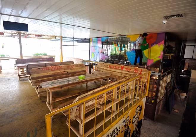 Quán bia 2KU nằm phía bên cạnh hộ kinh doanh cafe X-Zone. Đây là quán hoạt động sớm nhất và có mặt tiền thoáng hơn các nhà hàng khác.