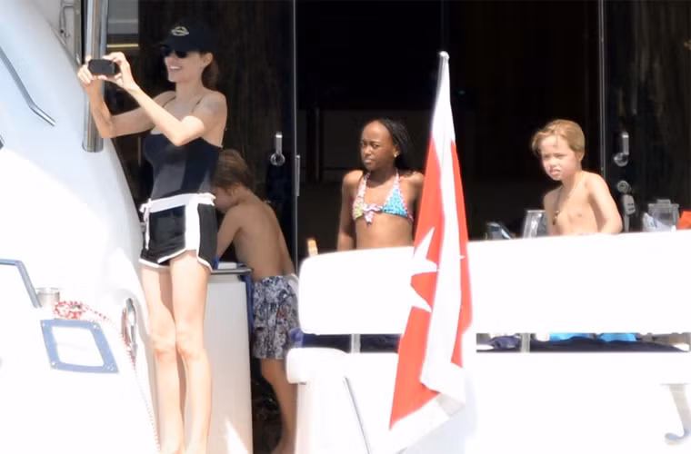 Maddox 13 tuổi, Pax 10 tuổi, Zahara 9 tuổi, Vivienne 6 tuổi, Shiloh 8 tuổi và Knox 6 tuổi chơi đùa trên du thuyền.