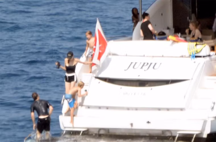 Cặp tân lang, tân nương cùng 6 đứa con cùng có mặt trên du thuyền sang trọng ở Malta hôm 13/9.