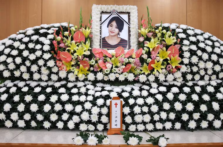 Go đã được đưa tới bệnh viên St.Vincent’s ở Suwon cấp cứu, nhưng cô đã trút hơi thở cuối cùng ngay tại hiện trường.