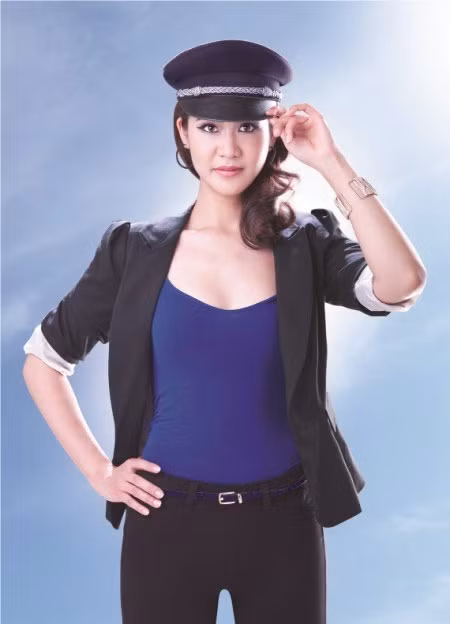 Huỳnh Lý Đông Phương sinh năm 1987, có dáng người mảnh mai và nụ cười rạng rỡ. Cô là một trong những gương mặt nữ phi công nổi bật nhất của Việtnam Airlines hiện nay. Đông Phương không ít lần khiến hành khách bất ngờ khi thấy cô trong khoang lái. Nhiều người còn đòi chụp ảnh với cô phi công xinh đẹp để làm kỷ niệm.