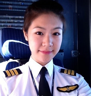 Bạn gái cao như người mẫu của nam ca sĩ "Tình yêu hoa gió" tên là Huỳnh Lý Đông Phương - một nữ phi công giàu kinh nghiệm của Hãng Hàng không quốc gia Việt Nam.