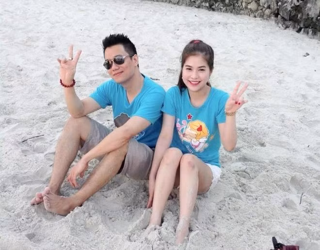 Yêu bạn gái trẻ trung nên gu thời trang của Việt Anh cũng được xì tin hóa. Cả hai thường mặc đồ đôi, từ áo, quần cho tới dép trong các chuyến đi du lịch hoặc chọn trang phục ton-sur-ton ăn ý.