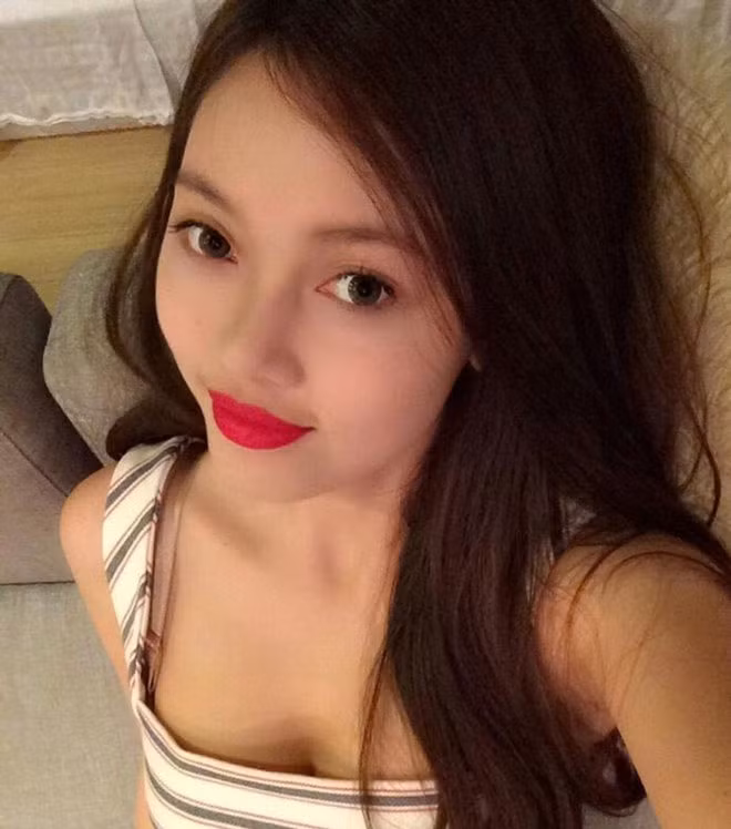 Kể từ khi công khai chuyện tình cảm, Lê Hiếu và bạn gái thường xuyên đăng tải những khoảnh khắc tình tứ của hai người lên trang cá nhân. Bạn gái của Lê Hiếu sinh ra tại Hà Nội, từng có thời gian du học ở Trung Quốc. Linh Nhi không chỉ xinh mà còn có vóc dáng khá gợi cảm. Cô gái 9X thường xuyên đăng tải dòng chia sẻ về tình yêu đẹp với Lê Hiếu. Mới đây cô viết: "Hạnh phúc nhất là được gác lại bộn bề cuộc sống để có những giây phút giây bên nhau. Dù chỉ trong một khoảng thời gian ngắn cũng đủ làm tâm hồn vui vẻ nhẹ nhõm".