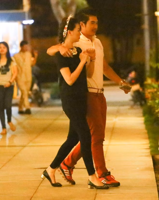 Trương Nam Thành thường xuyên cùng bạn gái xuất hiện tại các sự kiện giải trí như lễ ra mắt phim mới... Cặp đôi không ngại dành cho nhau những cử chỉ thân thiết, tình tứ.