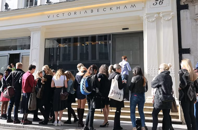 Hàng dài fan kiên nhẫn đứng đợi bên ngoài chờ tới giờ mở cửa.