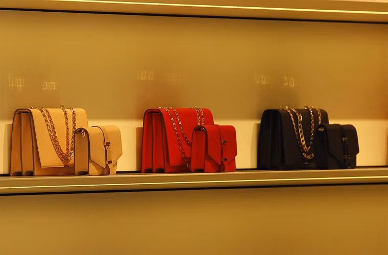 Những thiết kế túi xách đầy màu sắc với giá từ 250 USD trở lên.