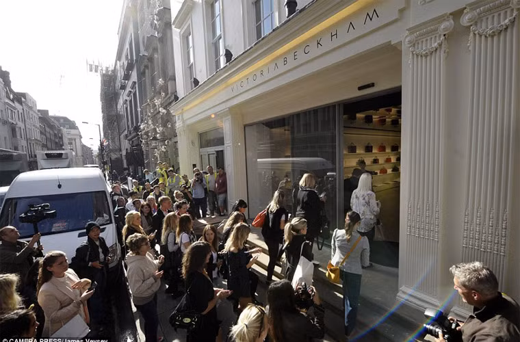 Các vị khách lũ lượt kéo vào cửa hàng.