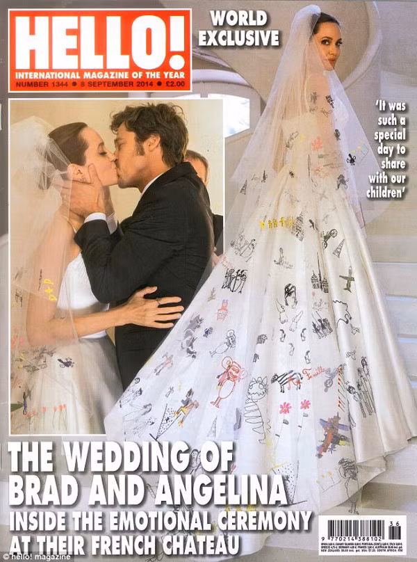 Phía sau chiếc váy cưới của Jolie.