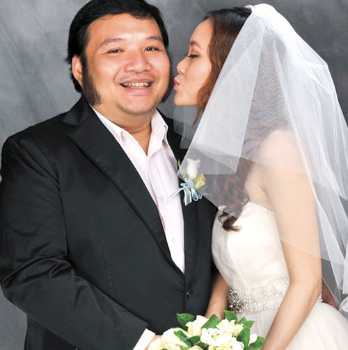 Nguyễn Hà - Minh Trang. Hơn 10 năm trước, nhạc sĩ Nguyễn Hà đã là một tên tuổi rất hot với hàng loạt sự kiện gây dấu ấn trong lĩnh vực âm nhạc, từ việc là tác giả của những ca khúc hit như "Nhé anh", "Bước chân lẻ loi", "Mẹ yêu nhé"… Anh và Minh Trang - một ca sĩ teen xinh xắn và trẻ trung bất ngờ tổ chức đám cưới cách đây 4 năm khiến không ít người sửng sốt. Anh trai của ông bầu Quang Huy sinh năm 1975, còn bạn gái sinh năm 1989.