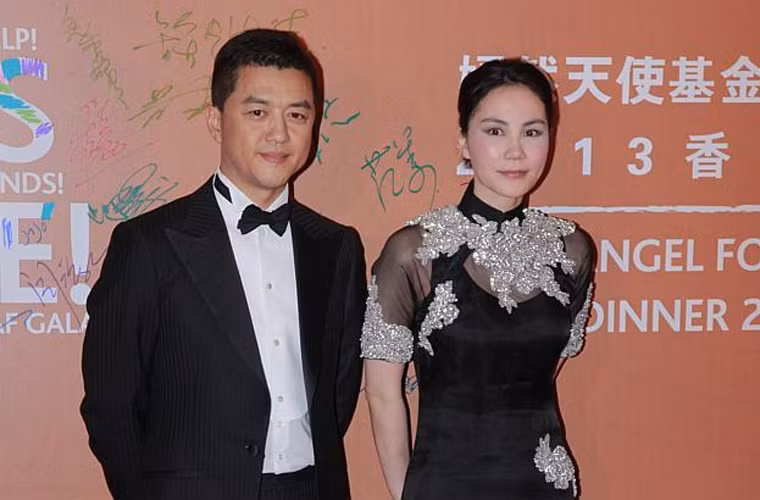 Tháng 9/2013: Vương Phi và Lý Á Bằng tuyên bố đường ai nấy đi. Nam diễn viên kiêm đạo diễn nói anh sẽ nuôi con gái chung của hai người, Lý Yên.