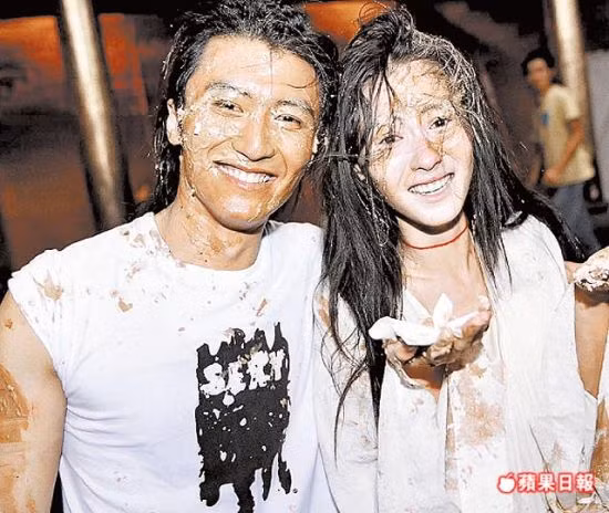 Tháng 1/2002: Trương Bá Chi bị thương trong khi quay một show từ thiện của đài TVB. Tạ Đình Phong là người đầu tiên nhiệt tình đưa bạn diễn tới bệnh viện. Khi được hỏi, nam diễn viên chỉ nói anh coi Bá Chi như một người em gái.