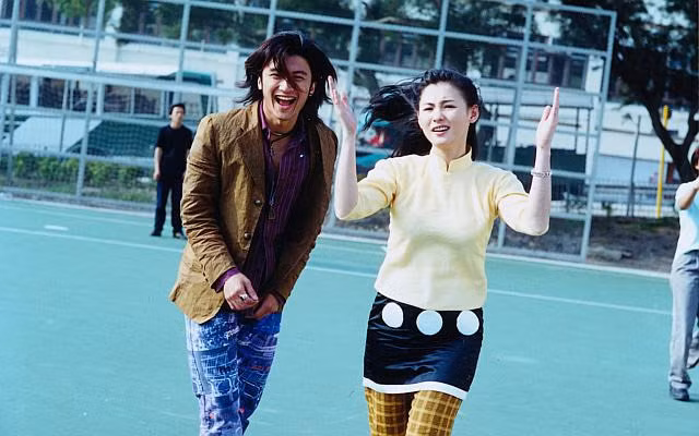 Tháng 3/2002: Tạ Đình Phong gây tai nạn ô tô và nhờ người lái xe nhận tội hộ. Chính Trương Bá Chi chứ không phải Vương Phi lúc đó đã giúp anh thoát chạy khỏi hiện trường tai nạn. Vài giờ sau, hai người lên máy bay đi Thái Lan.