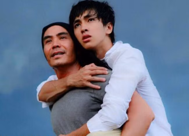 Trước đó, khán giả luôn gặp hình ảnh nam tính, mạnh mẽ, gai góc của anh trên phim lẫn sân khấu kịch. Ngoài đời, ngoại hình nam diễn viên này cũng ngầu, cộc không kém nên khi nghe anh tuyên bố giới tính của mình, lập tức tạo thành cơn sốt cũng là lẽ thường.