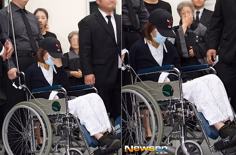 Sojung ngồi xe lăn tới tiễn đưa bạn lần cuối.