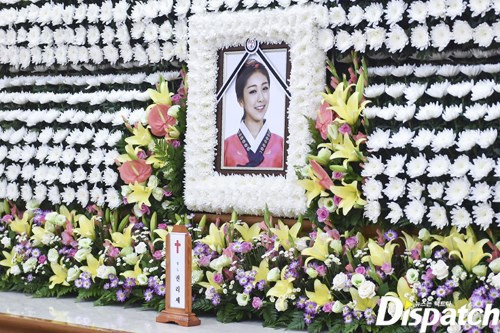 Công ty quản lý nhóm Ladies’ Code, Polaris Entertainment nói: “Chúng tôi hi vọng các bạn sẽ còn nhớ mãi tài năng và sắc đẹp của hai nữ ca sĩ RiSE và EunB. Hãy tiếp tục cầu nguyện cho họ và ủng hộ các thành viên còn lại của nhóm nhạc”.