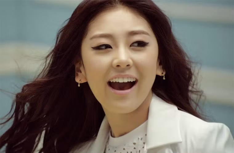 Nữ ca sĩ sinh năm 1991, RiSe sinh ra và lớn lên ở Nhật Bản. Trước khi tham gia nhóm Ladie's Code năm 2013, RiSe đã tham dự cuộc thi Hoa hậu Hàn Quốc 2009. Trong nhóm Ladies' Code, RiSe đảm nhận vai trò ca sĩ chính và là gương mặt đại diện của nhóm nhạc gồm 5 cô gái.