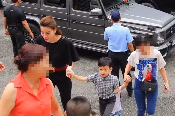 Bởi như trước đó, khi Hà Hồ lưu diễn ở châu Âu, Cường đô-la có sang đó cùng vợ nhưng hai người hầu như không chụp chung tấm hình nào. Thế nên những bức hình cả hai xuất hiện cùng Subeo rất thu hút dư luận.