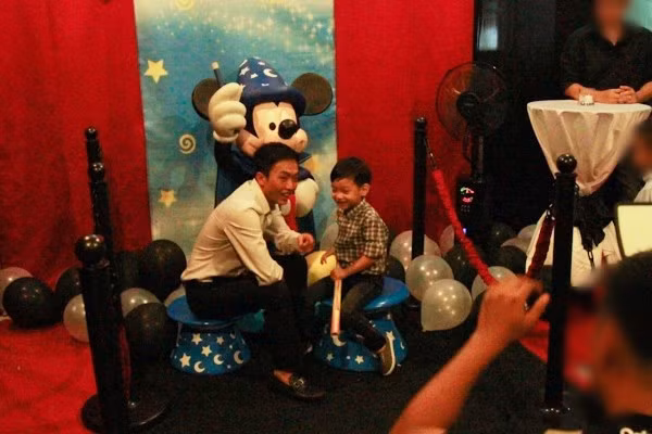 Mặc dù Hà Hồ luôn kín tiếng, thế nhưng đại gia phố núi lúc nào cũng tràn ngập yêu thương với vợ con. Chính vì vậy, có thể nói scandal chia tay nhau đã qua, cả hai vẫn đang hạnh phúc bên nhau.