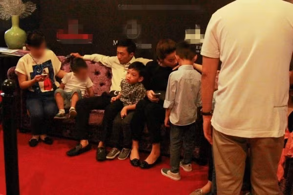 Sự kín tiếng này càng làm cho công chúng tò mò về hai người.