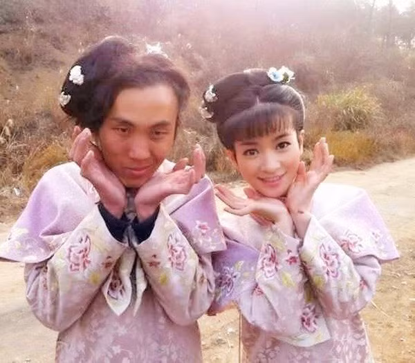 Nhiều khán giả giật mình khi nhìn thấy nhan sắc của nam diễn viên đóng thế vai Tiểu Yến Tử của Lý Thạnh trong phim"Tân Hoàn Châu cách cách".