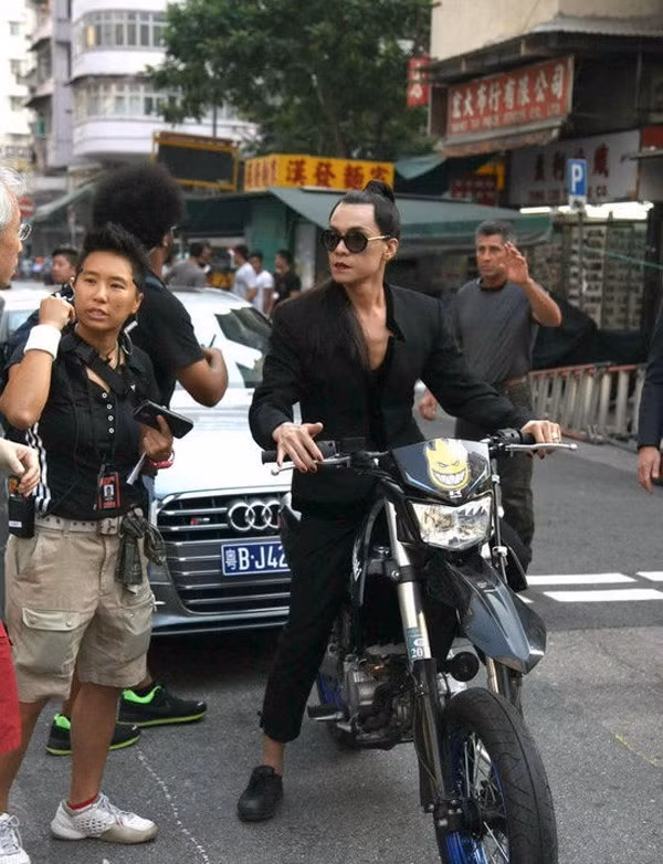 10 móng tay của cascadeur này cũng được sơn đỏ như móng tay Lý Băng Băng.