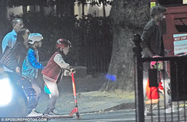 Phía sau mẹ Vic đang dẫn hai cậu con trai Cruz và Romeo.